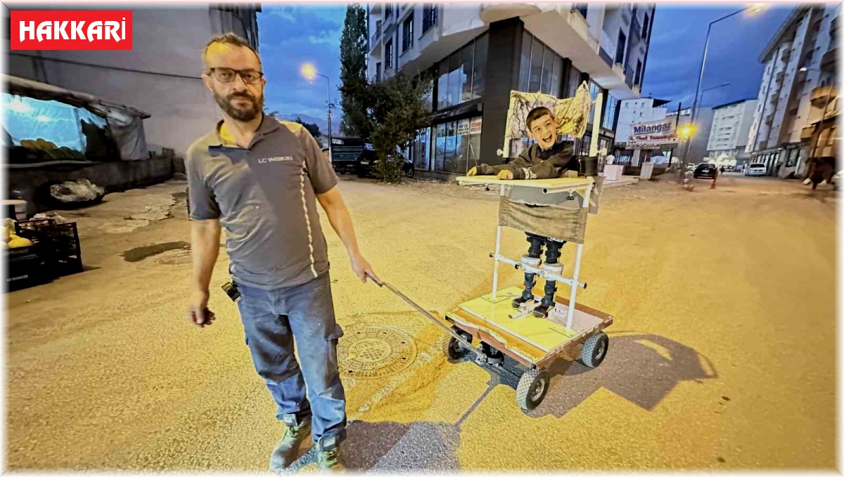 Fedakâr baba, yaptığı engelli ayakta durma sehpasıyla oğlunu mahalle mahalle gezdiriyor
