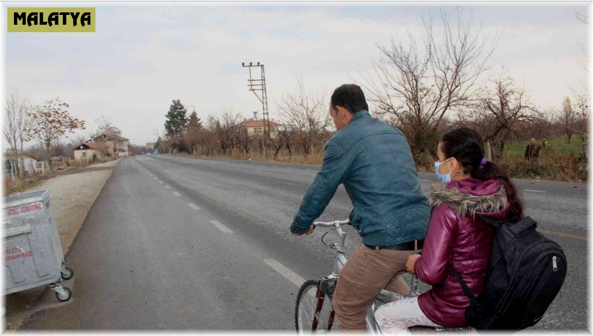Fedakar baba, yürüyemeyen kızını 4 kilometre uzaklıktaki okula bisikletiyle götürüyor