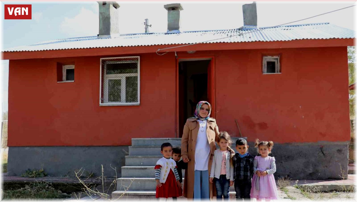 Fedakar öğretmen, köy okulunun deposunu sınıfa dönüştürdü