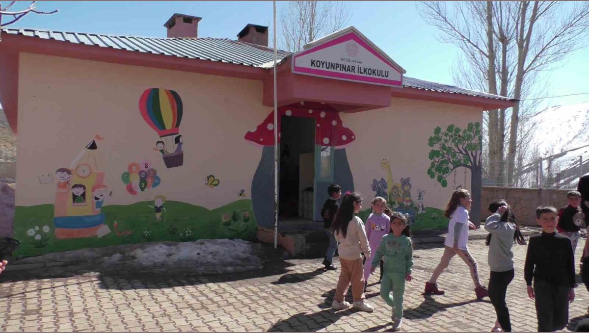 Fedakar öğretmen okulunu yeniledi