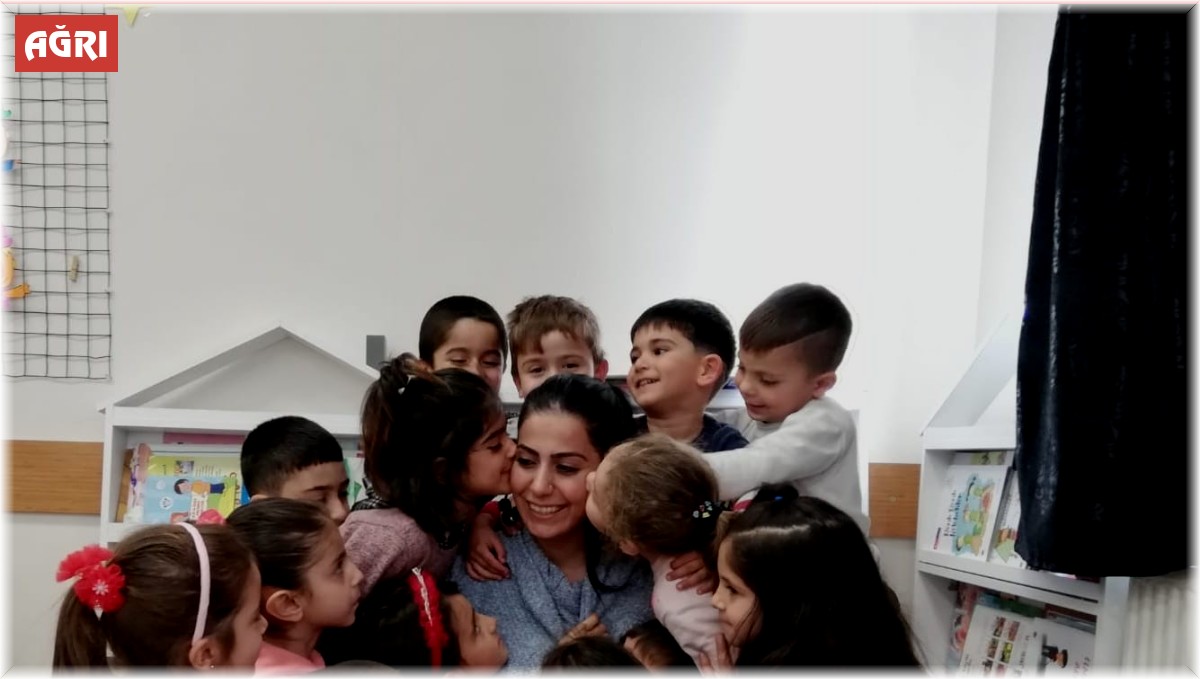 Fedakâr öğretmen, sınıfta oluşturduğu Montesorri Merkezi'nde minik kalpleri hayata hazırlıyor