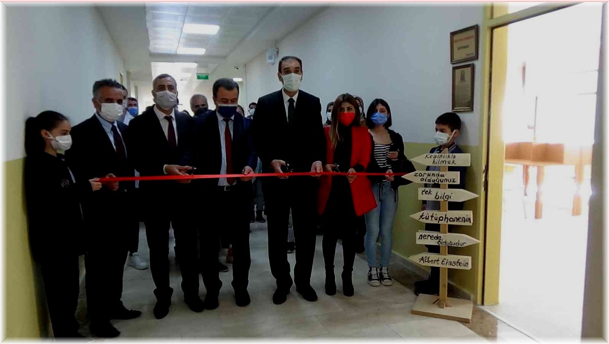 Fedakar öğretmenler, annelerinin adını kütüphanede yaşatacak