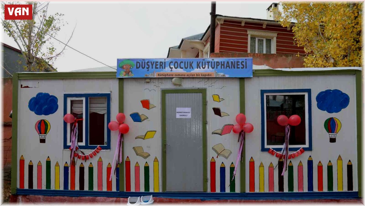 Fedakar öğretmenler öğrencileri için konteyneri kütüphaneye dönüştürdü