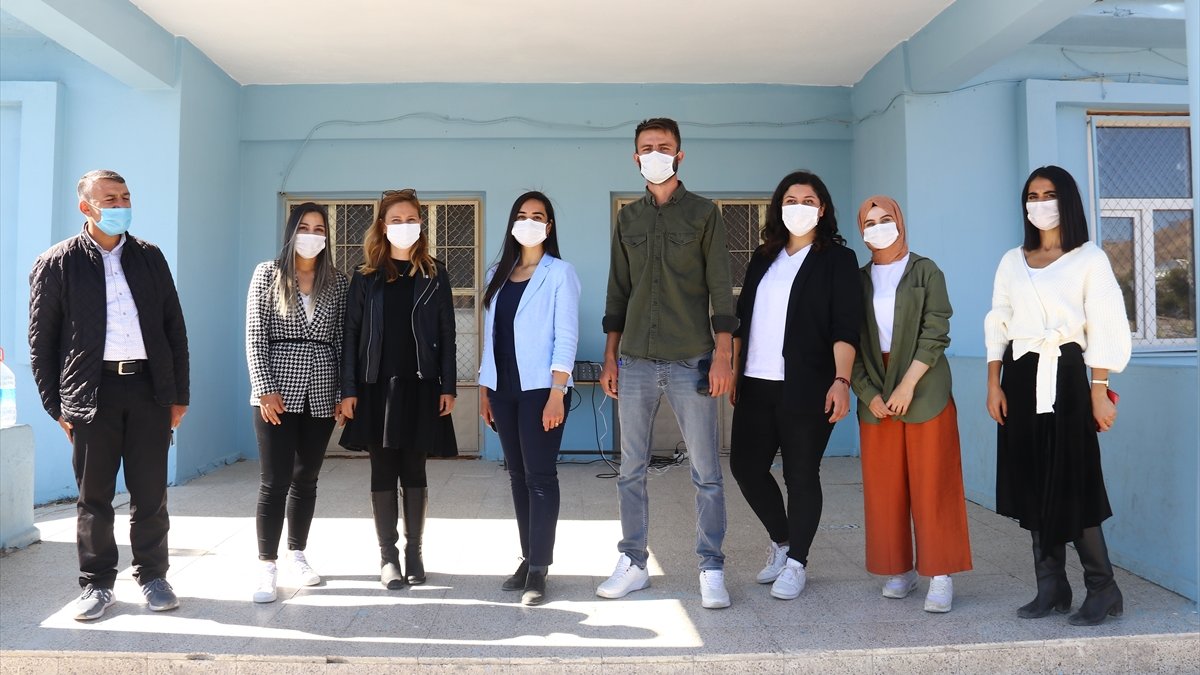 Fedakar öğretmenler öğrencileri üşümesin diye 4 derslikli okul yaptırıyor