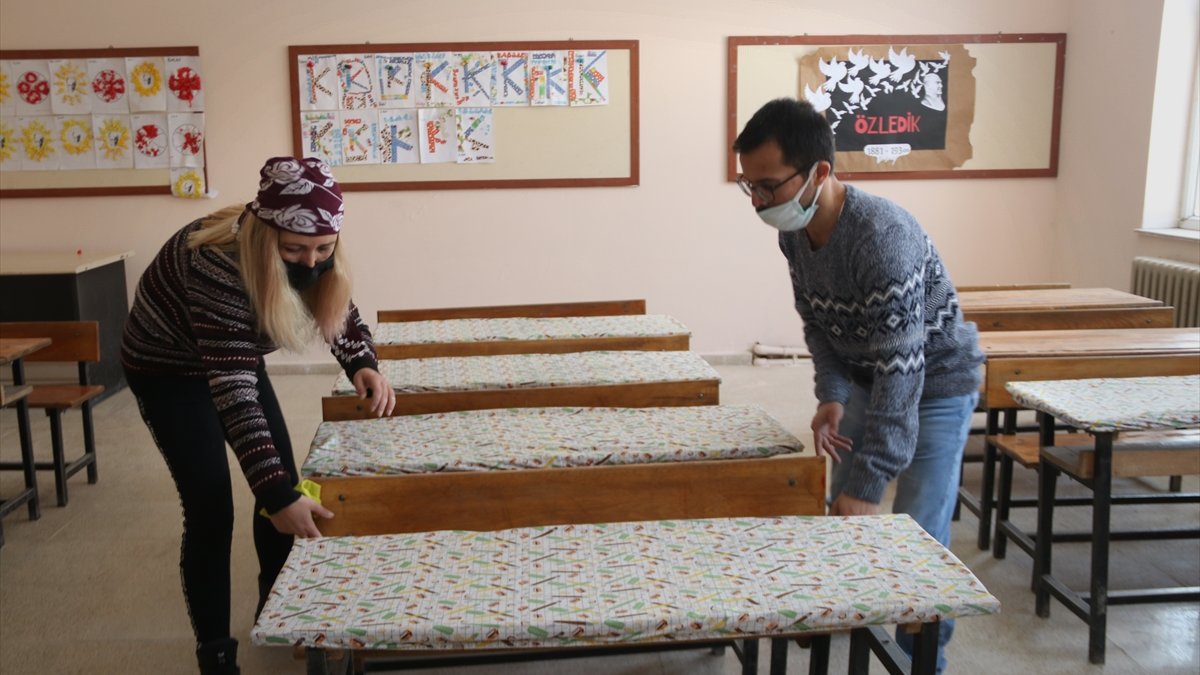 Fedakar öğretmenler, "öğrencileri üşümesin diye" okula yaptırdıkları ek binayı 15 Şubat'a yetiştirdi