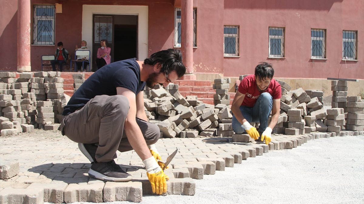 Fedakar öğretmenler okullarını güzelleştirmek için kazma kürek çalışıyor