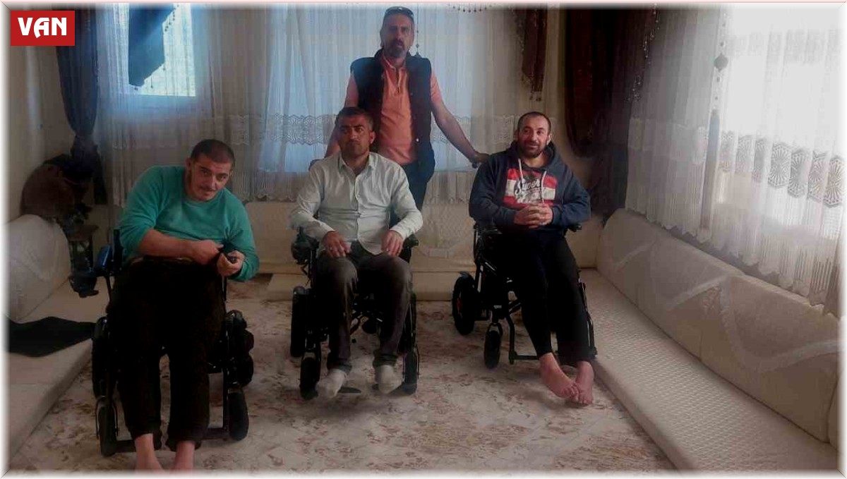 Felçli üç kardeş, akülü sandalyelerine kavuştu