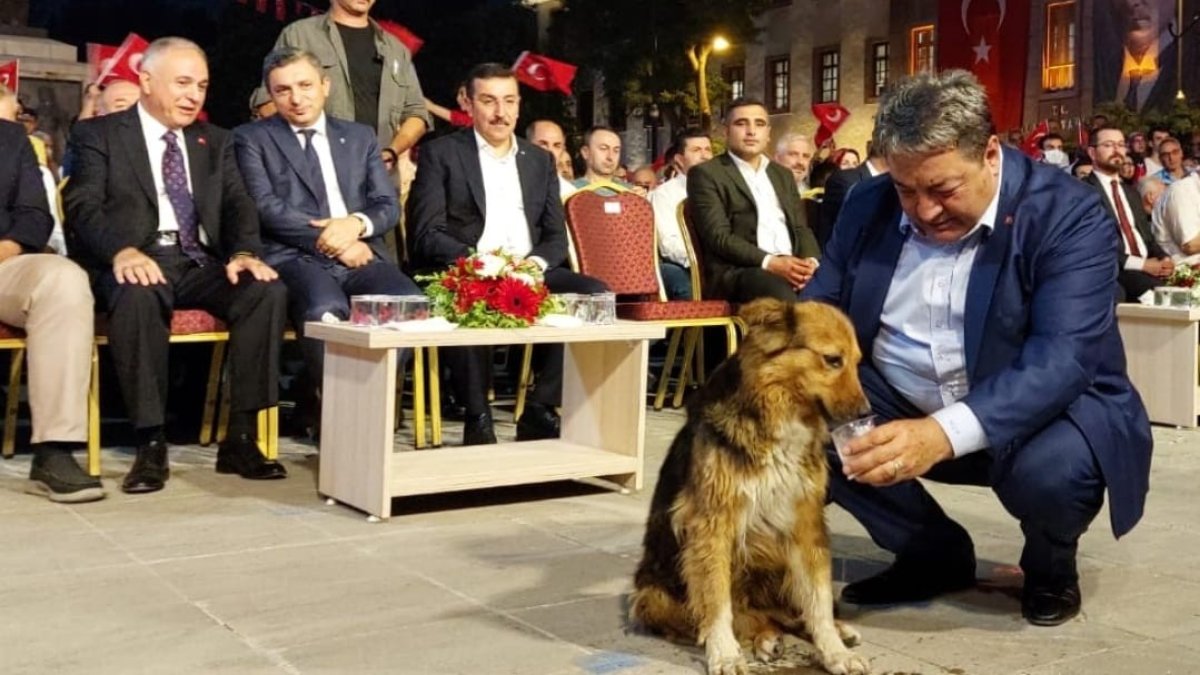 Fendoğlu, Malatya'nın maskot köpeğine su içirdi