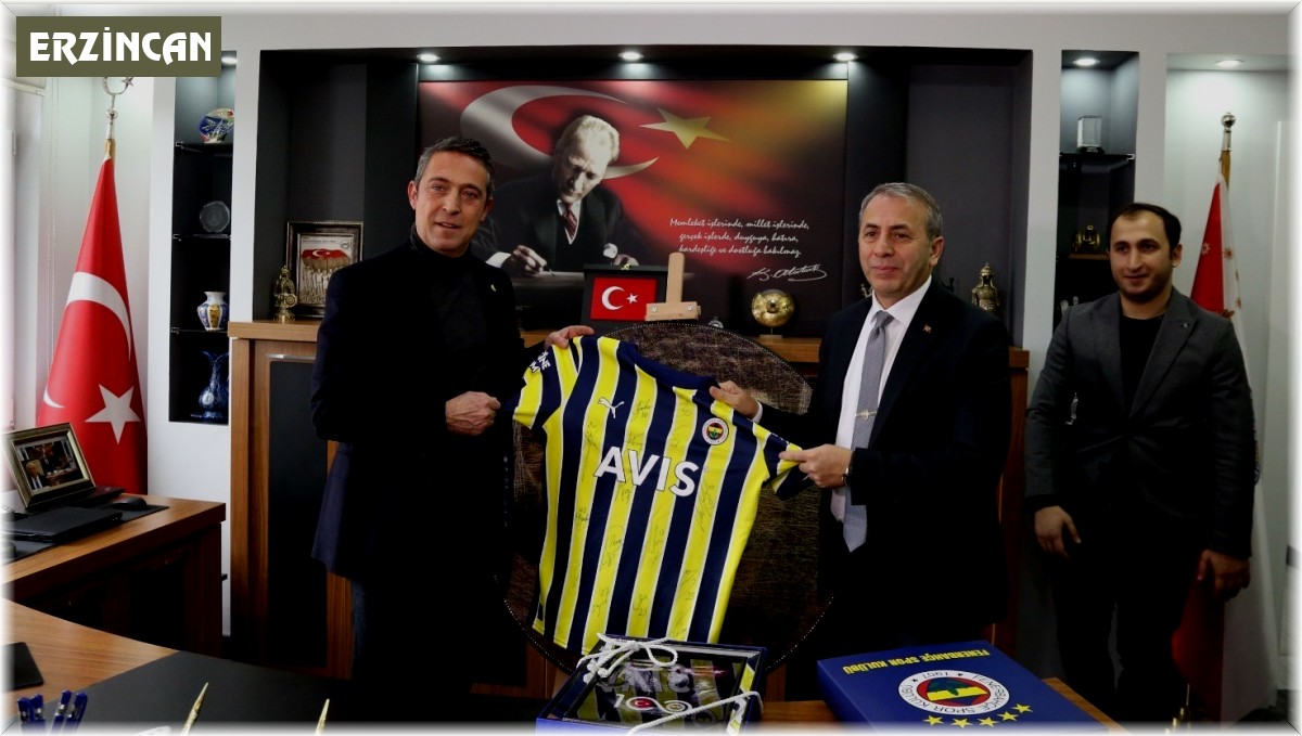 Fenerbahçe Kulübü Başkanı Koç'tan Müdür Kurt'a imzalı forma