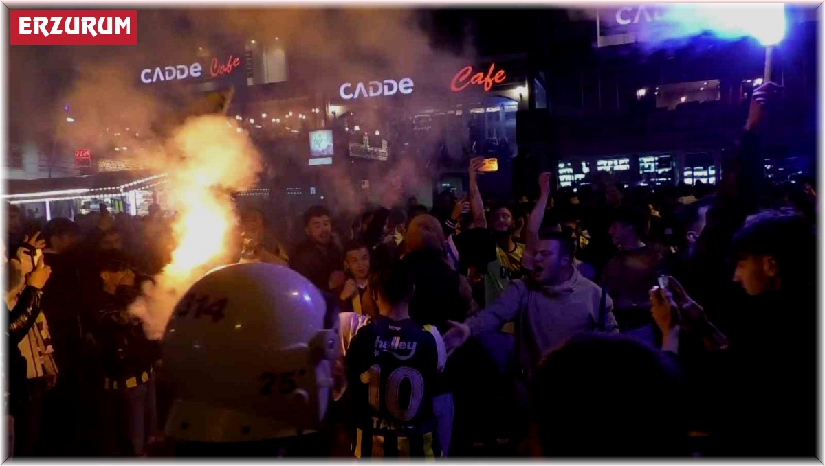 Fenerbahçe taraftarı galibiyeti kutladı