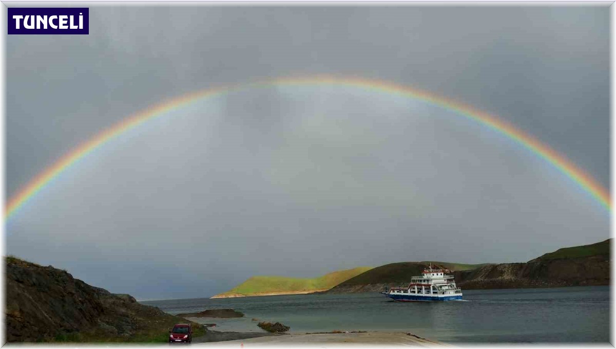Feribot ve göl manzarasıyla bütünleşen çifte gökkuşağı görsel şölen oluşturdu
