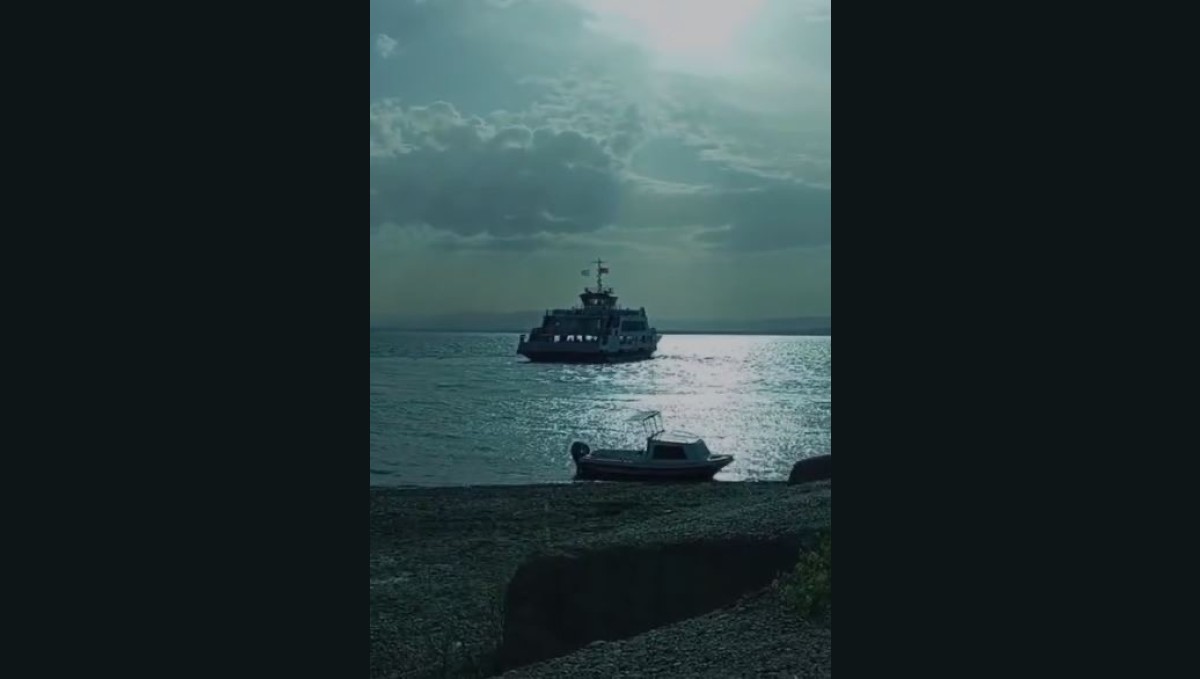 Feribotta korku dolu anlar: Fırtınadan dolayı iskeleye yanaşamadı