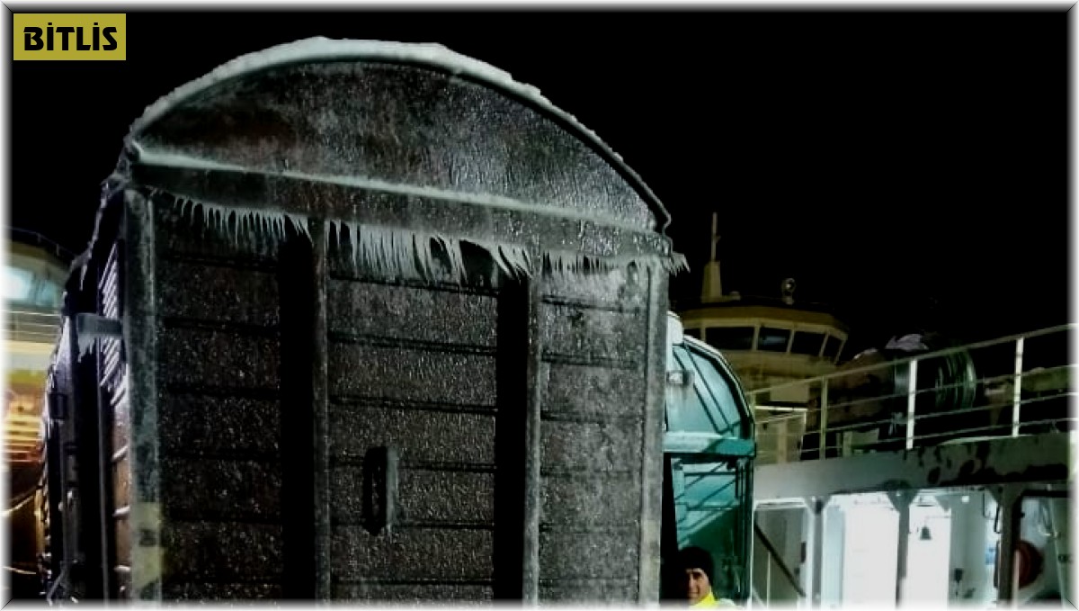 Feribottaki tren vagonları buzla kaplandı