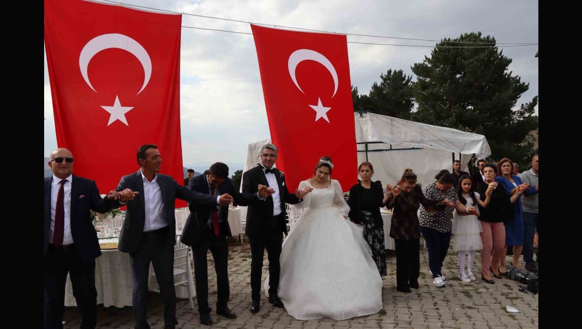 Festival havasında düğün