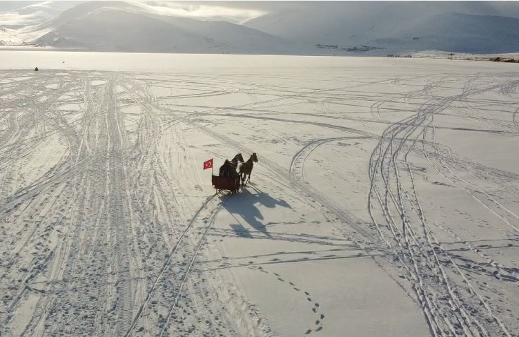 Festival öncesi hareketlilik: Çıldır Gölü’nde atlı kızaklar göle indi