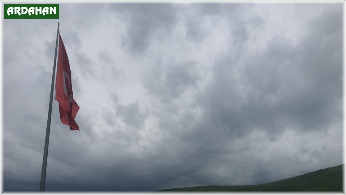 Festivalde Ata'nın silüetine bulut engeli