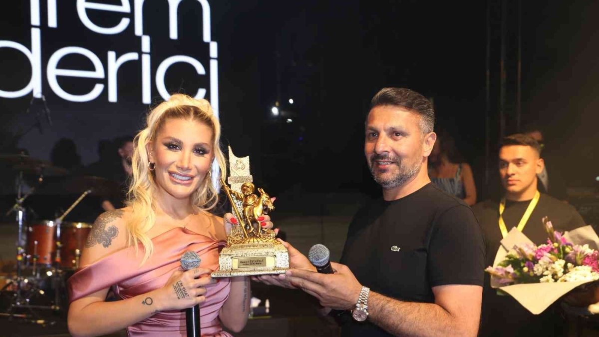 Festivalin kapanışında İrem Derici muhteşem bir konser verdi