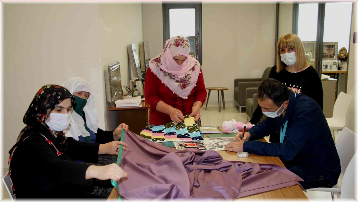 Fethi Sekin Şehir Hastanesinde açılan el sanatları kursu, vatandaşların ekmek kapısı oldu