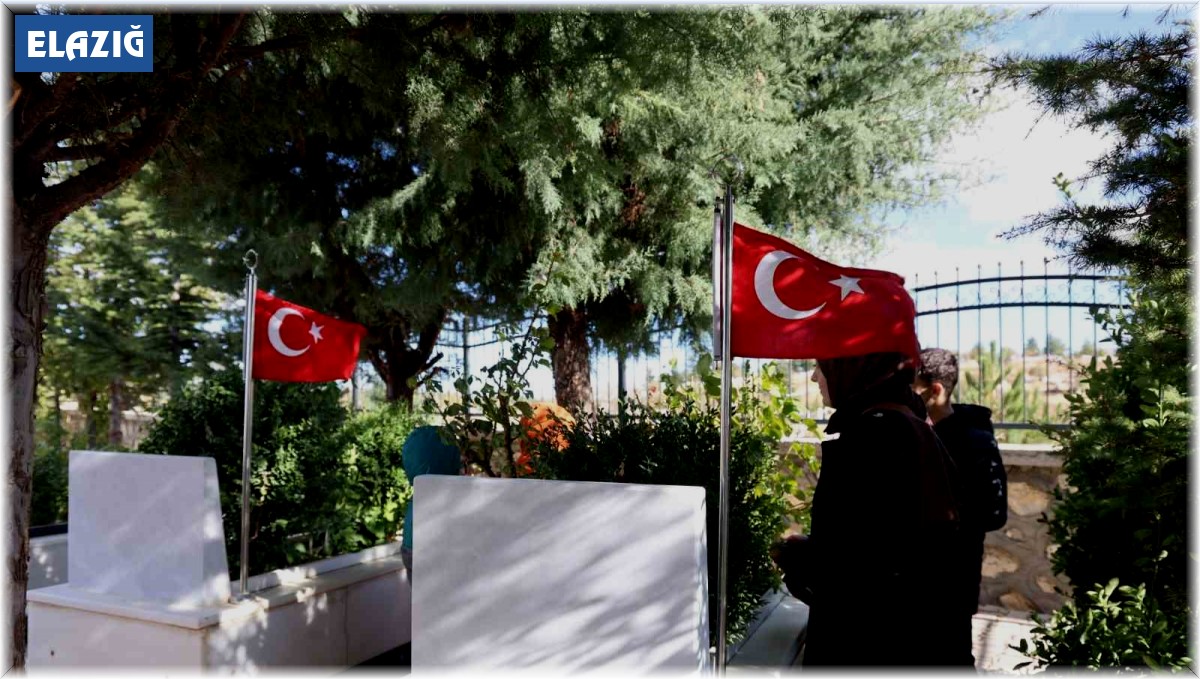 FETÖ elebaşı Gülen'in ölüm haberinin ardından 15 Temmuz şehidinin kabri ziyaret ediliyor