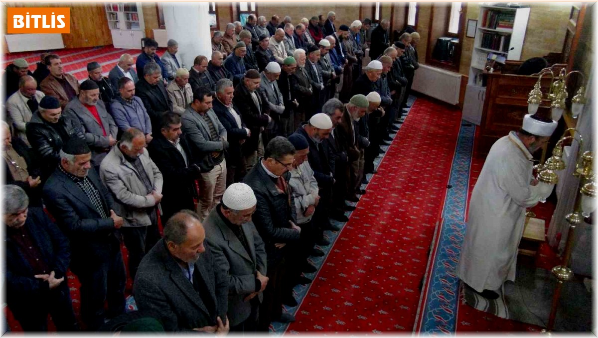 Filistin'de hayatını kaybedenler için gıyabi cenaze namazı kılındı