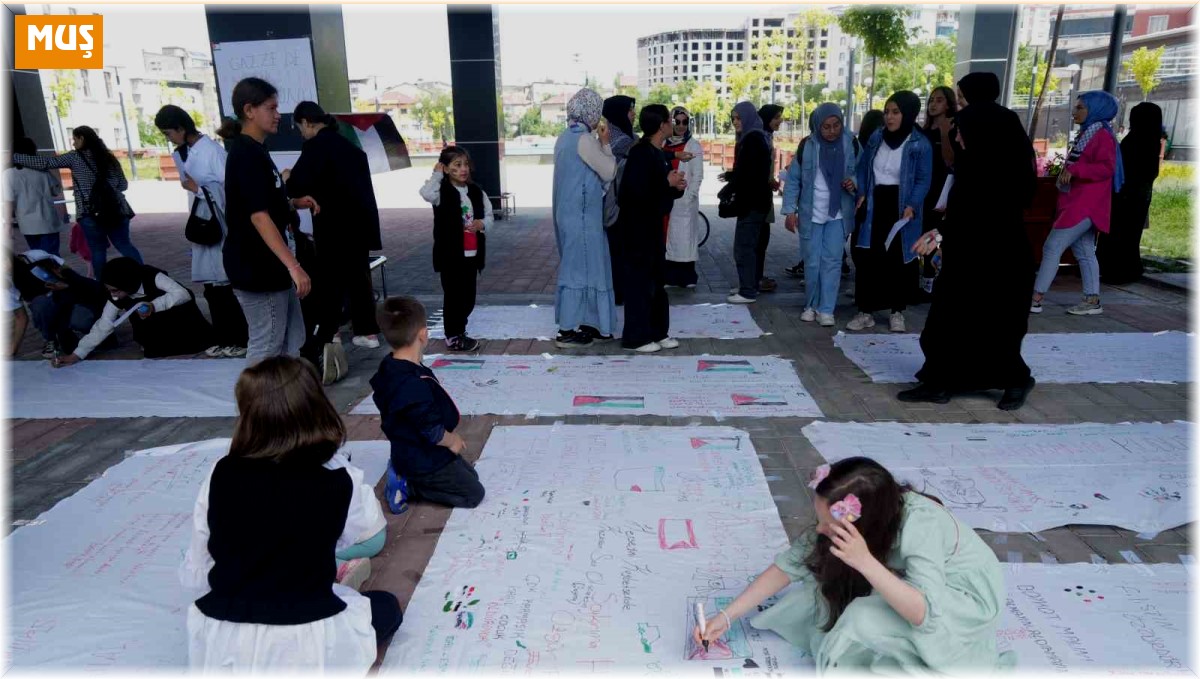 Filistin için bir araya gelen kadınlar ve çocuklar duygularını beyaz çarşaflara yazdı