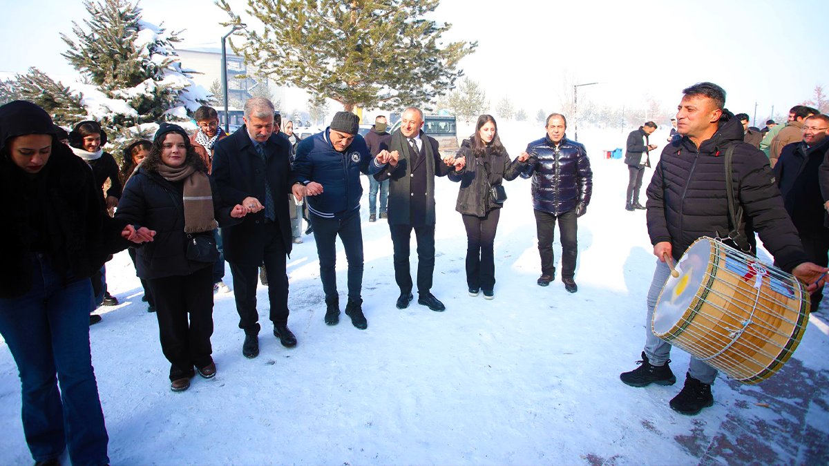 Final öncesi moral buluşması: Ağrı İbrahim Çeçen Üniversitesi’nde öğrencilere salep ikramı