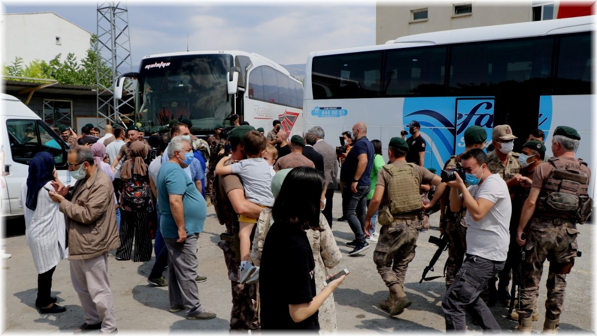 Fırat Kalkanı görevini başarıyla tamamlayan özel harektçılar aileleriyle kucaklaştı