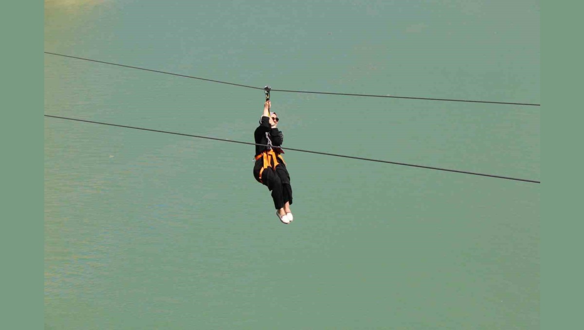 Fırat Nehri'nin muhteşem manzarası eşliğinde yapılan zipline ve tekne turu turistlerin vazgeçilmezi