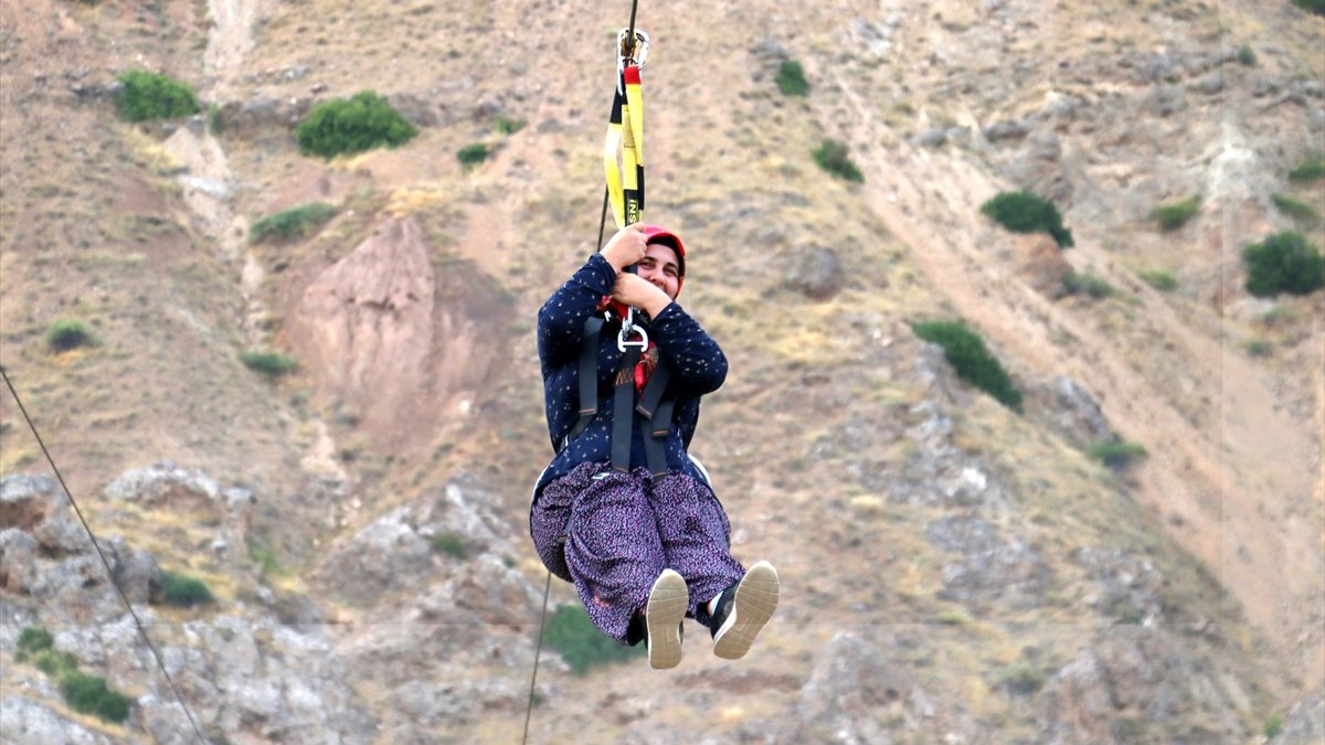 Fırat Nehri üzerine kurulan "zipline" ilgi odağı oldu
