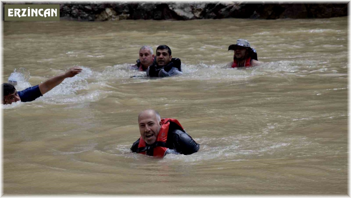 Fırat Nehrinde su sporu yapan vatandaşların bindiği muzun devrilme anı kameraya yansıdı