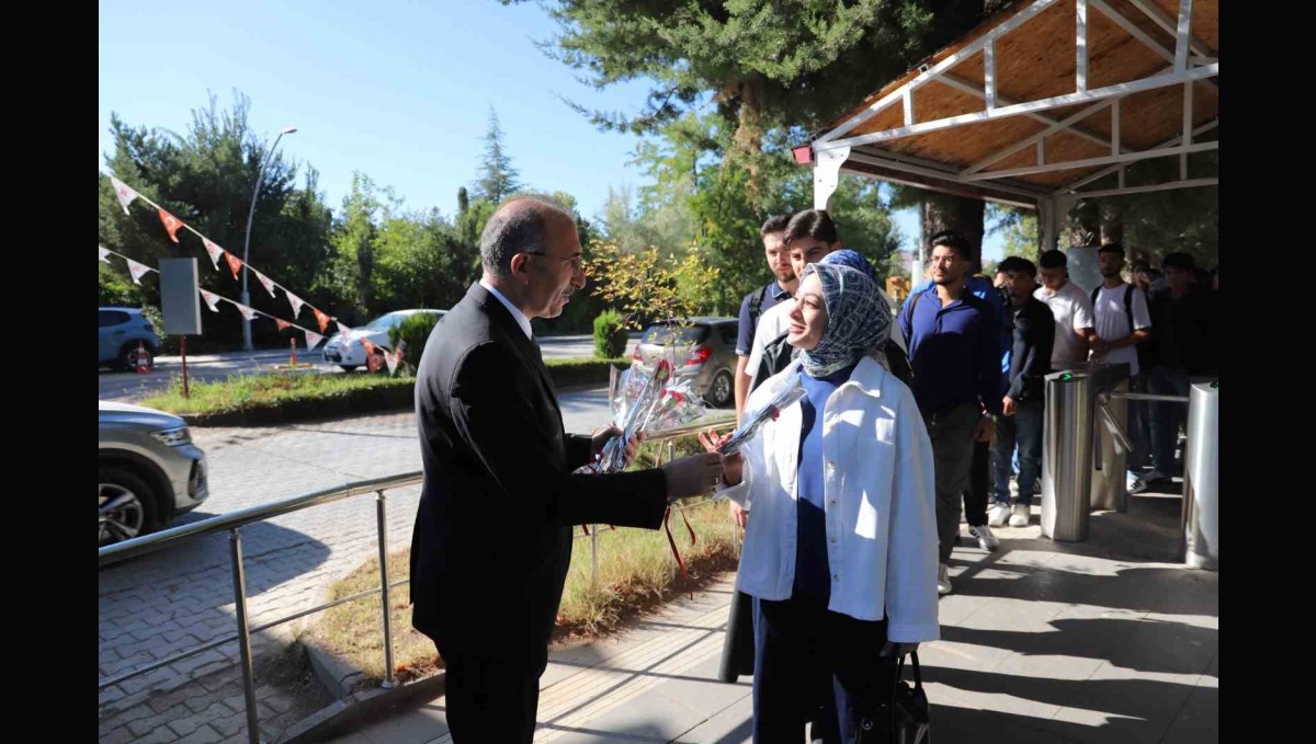 Fırat Üniversitesi'nde öğrenciler çiçeklerle karşılandı