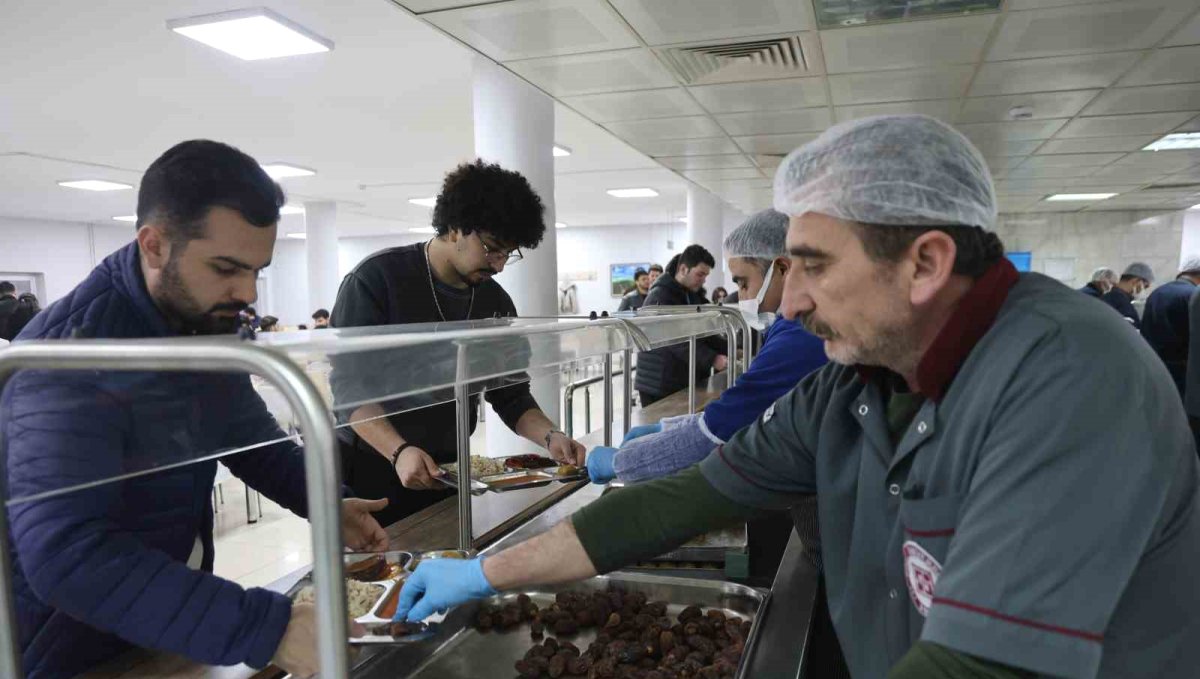 Fırat Üniversitesi'nde öğrenciler Ramazan ayında anne yemekleriyle iftarını açıyor