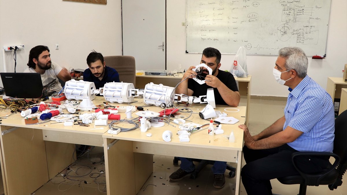 Fırat Üniversitesi öğrencilerinden "enkaz altı arama kurtarma cihazı"