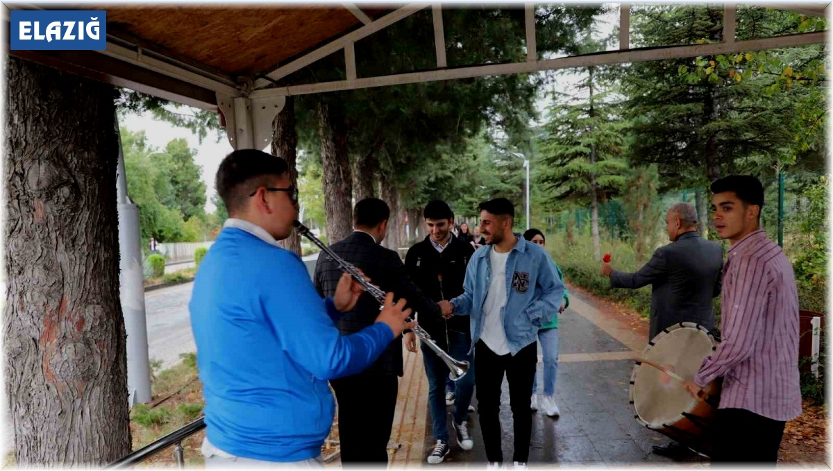Fırat Üniversitesi, öğrencilerini davul ve klarnetle karşıladı