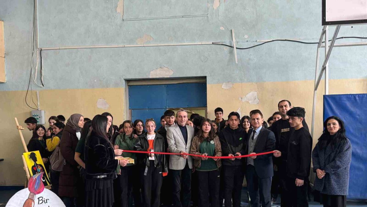 Fırçalar kadınlar için konuştu: Kars'ta öğrencilerden 8 Mart'a anlamlı sergi