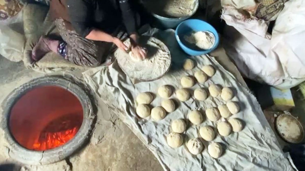 Fırın Ekmeği Bir Günde Bayatlıyor, Ağrı’daki Kadınlar Ramazan İçin Tandır Yakıyor