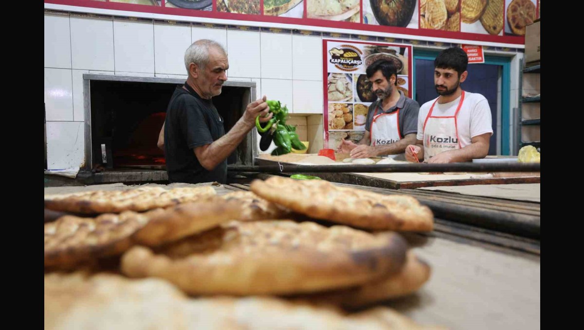 Fırıncıların sıcak havada zorlu 'ekmek' mesaisi