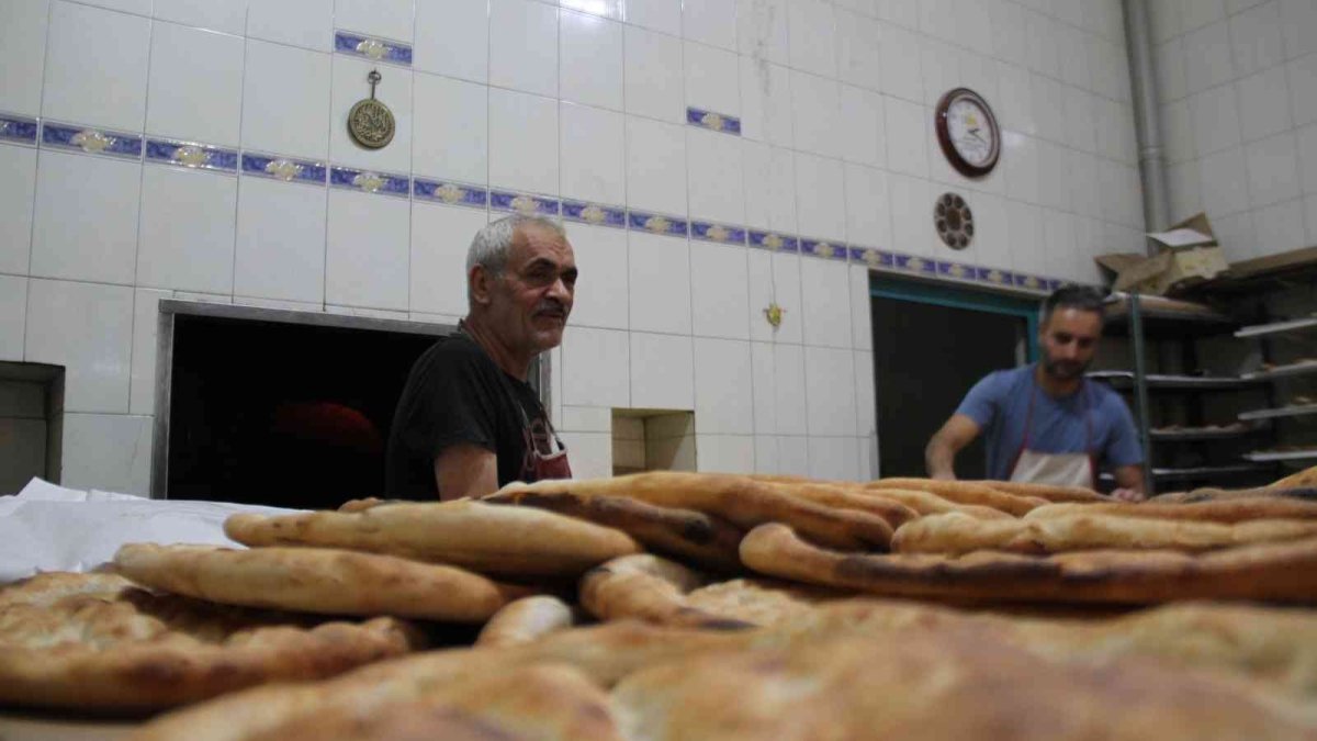 Fırıncıların sıcakta ekmek mücadelesi: Dışarısı 40, içerisi 100 derece