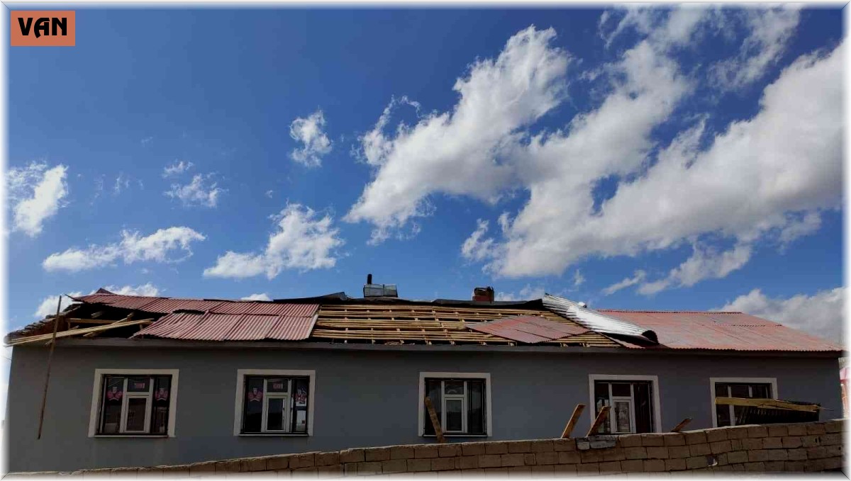 Fırtına çatıları uçurdu