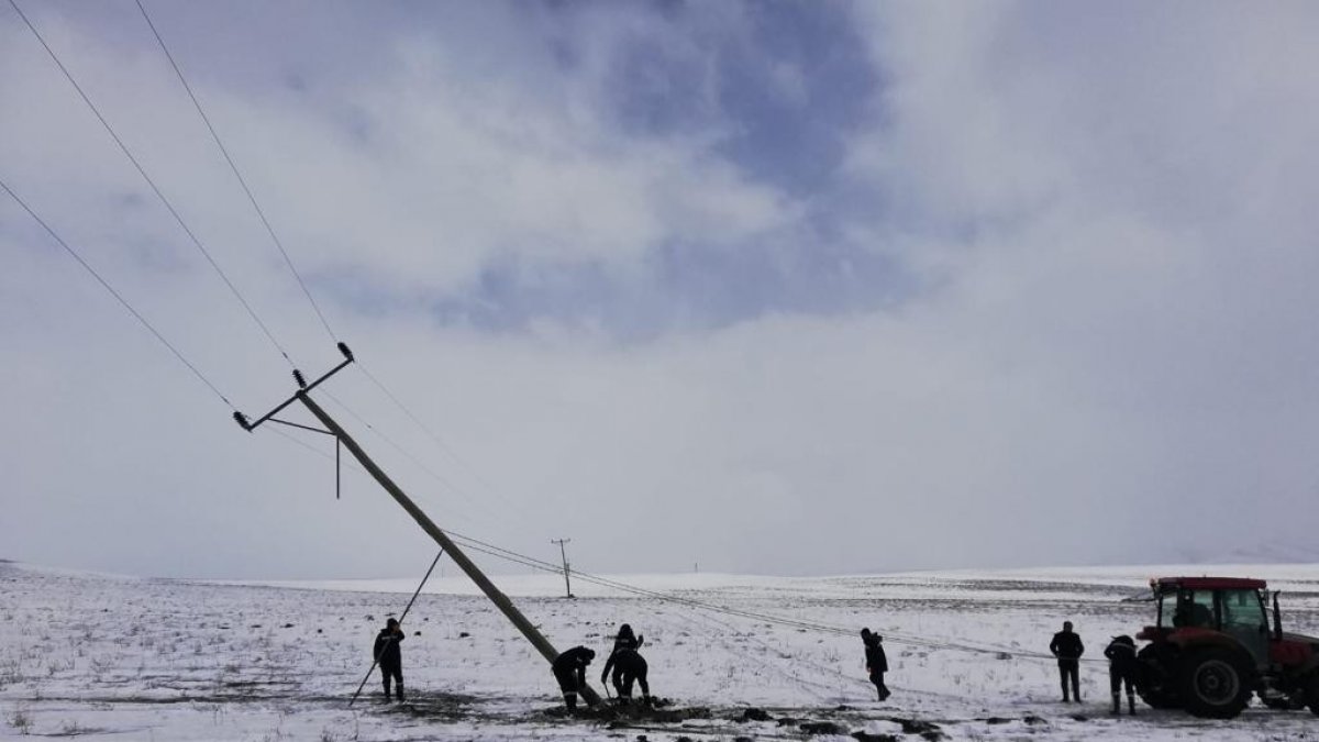 Fırtına enerji nakil hatlarına zarar verdi