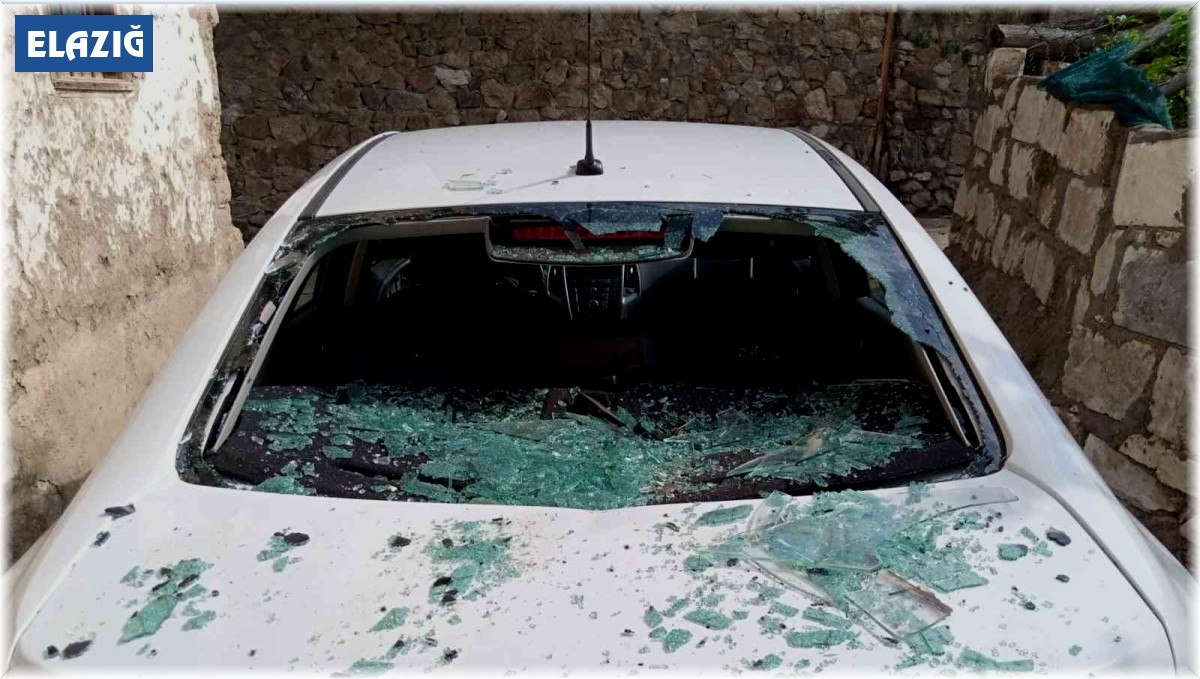 Fırtına etkili oldu, çatıdan uçan güneş enerji paneli aracın üzerine düştü