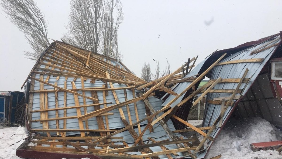 Fırtına evin çatısını uçurdu, duvarını yıktı