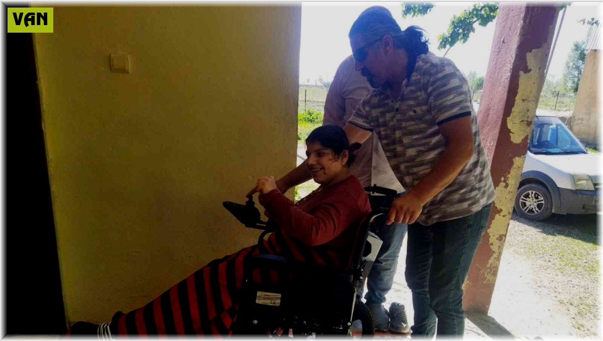 Fiziksel engelli genç kadın akülü tekerlekli sandalyesine kavuştu