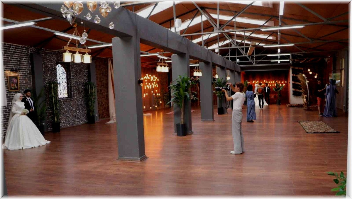 Fotoğraf fabrikası yeni evlenen çitlerin çekim mekanı oldu