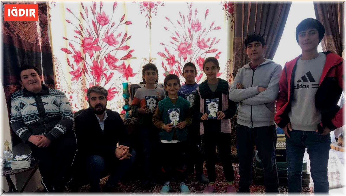 Fotoğraf sanatçısı, hem köy çocuklarına hem mahalle çocuklarına ücretsiz hizmet veriyor