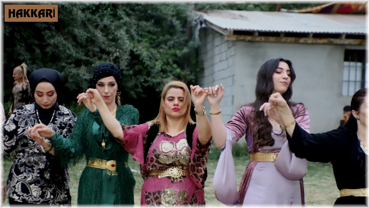 Fotoğrafçılardan sınırdaki düğüne yoğun ilgi