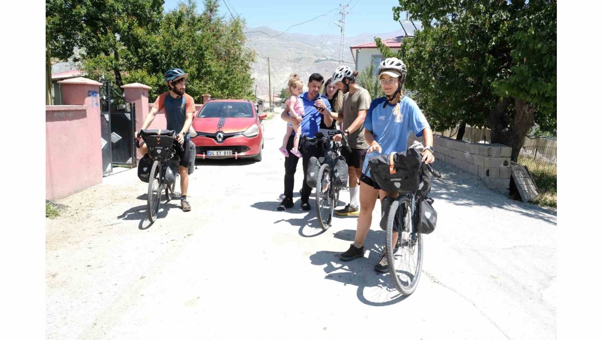 Fransa'dan bisikletle yola çıkan 3 Fransız, 70 günlük bir yolculukla Erzincan'a ulaştı