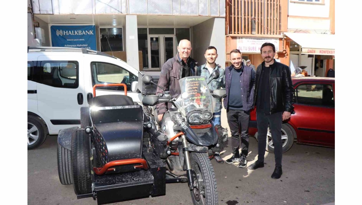 Fransa'dan motosikletiyle fakir çocuklara kalem taşıyor