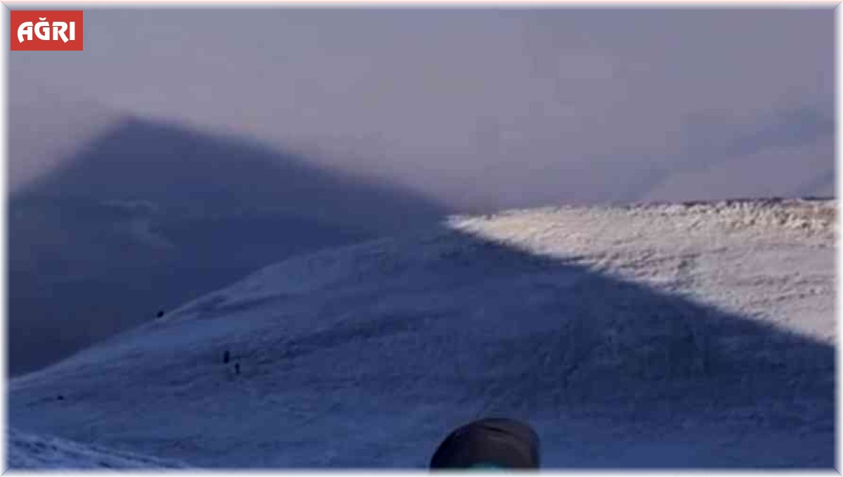 Fransız çift Ağrı Dağı'nın zirvesine ulaştı
