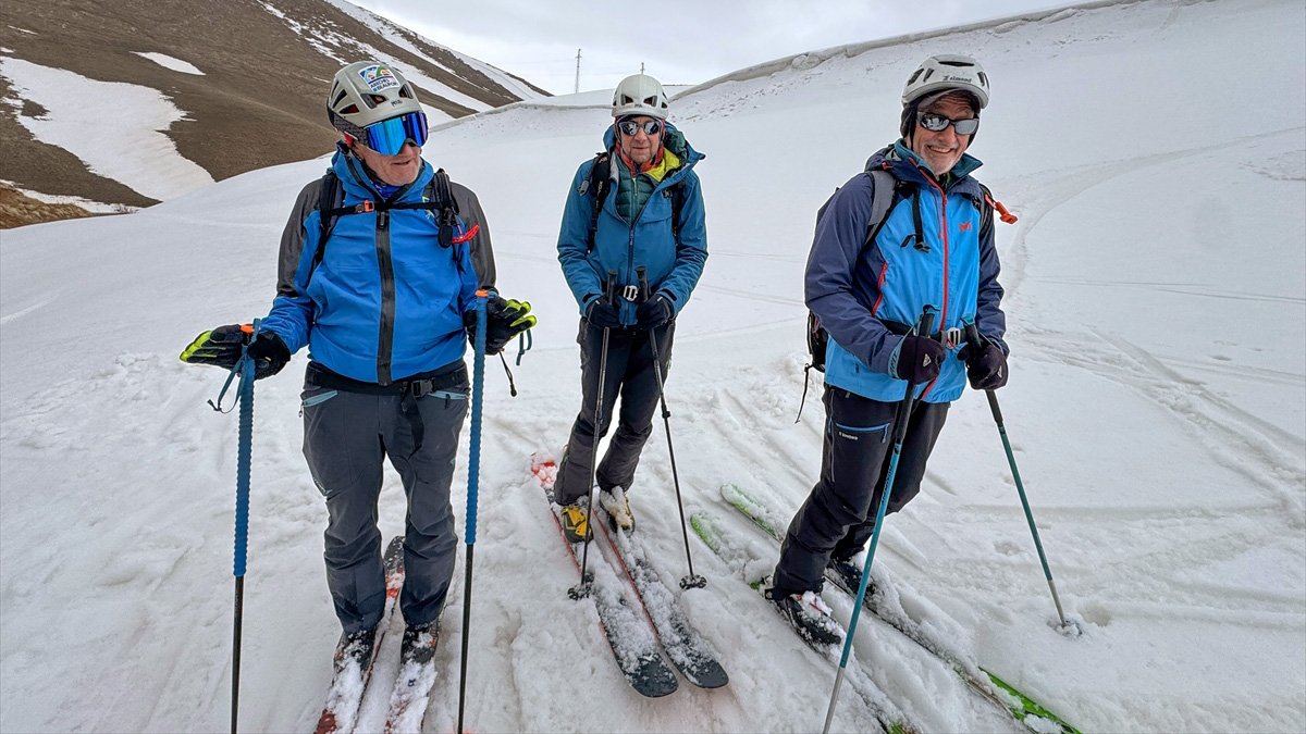 Fransız kayakçılar Van’da 2 metre kar bulunan Çat Dağı’nda kayak yaptı
